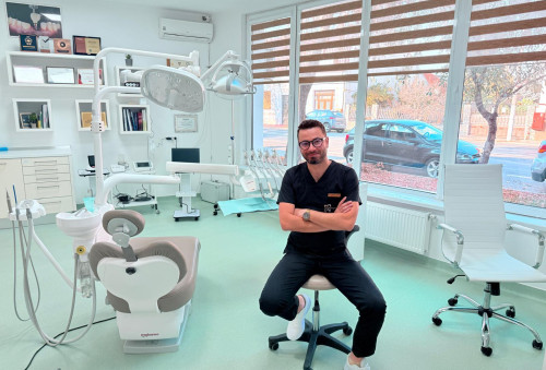 Cabinet stomatologic Arad, implanturi si tratamente stomatologice - Clinica Dr. Aymen - Dentist Arad / Cabinet stomatologic Arad