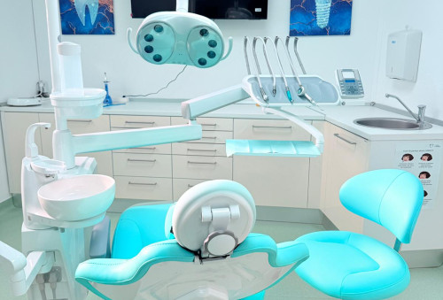 Cabinet stomatologic Arad, implanturi si tratamente stomatologice - Clinica Dr. Aymen - Dentist Arad / Cabinet stomatologic Arad