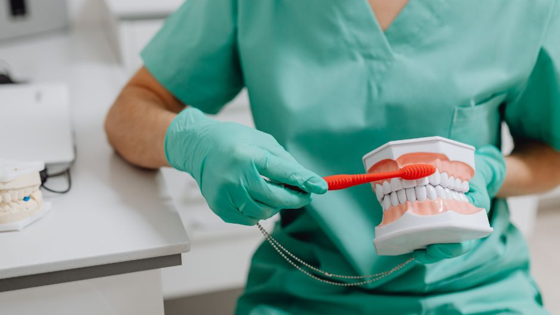 Dr. Aymen Arad - Avantajele unui control stomatologic periodic – de ce să mergi la dentist de 2 ori pe an